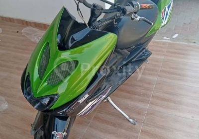 Yamaha Aerox 100 vert et noir d’occasion photographié de face à Sfax