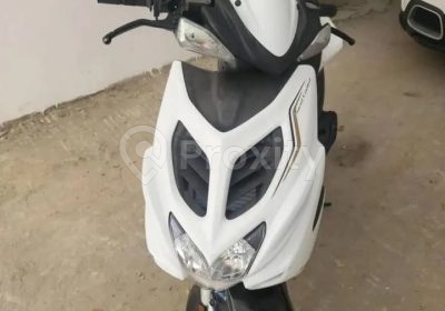Vue avant du scooter Yamaha Nitro 2017 blanc et noir à vendre à Sayada