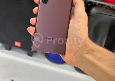 Face arrière du Samsung Galaxy S22 Ultra 128 Go bordeaux à Sakiet Ezzit