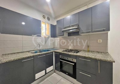 Cuisine fermée équipée d’un appartement S+1 à louer à La Soukra Sidi Fradj