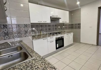 Cuisine équipée de l’appartement S+2 à louer à Dar Fadhal