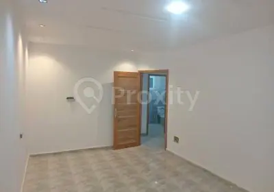 Salon de l’appartement S+2 neuf à louer à El Mourouj