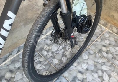 Roue avant avec suspension et frein à disque du BTWIN Riverside 500 à Mnihla