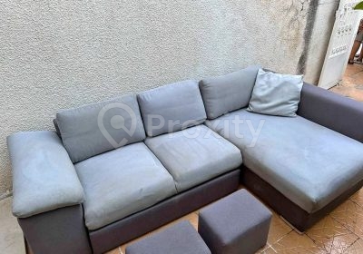 Canapé d’angle convertible gris avec coffre et deux poufs à Hammam-Lif