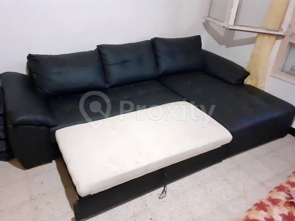 Grand canapé d'angle en cuir noir avec méridienne à vendre à Tunis – 450 DT