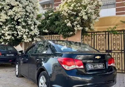 Chevrolet Cruze LS 2013 noire d’occasion à El Mourouj vue arrière trois-quarts