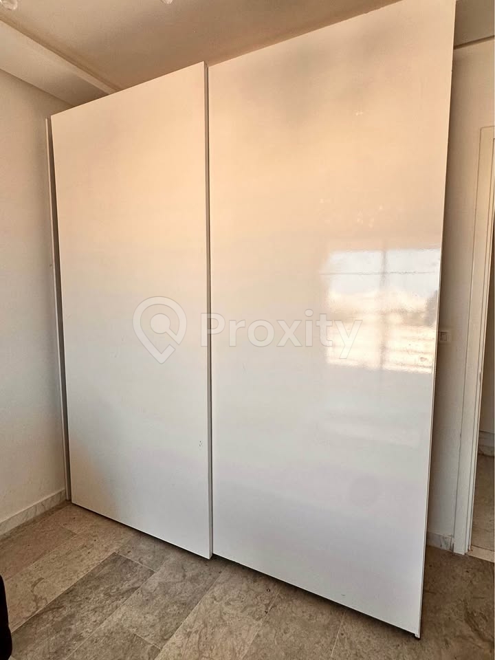 Dressing blanc spacieux en très bon état à vendre à Ariana