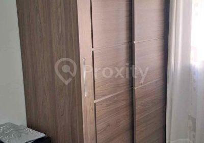 Dressing effet bois avec portes coulissantes en bon état à vendre à Ariana