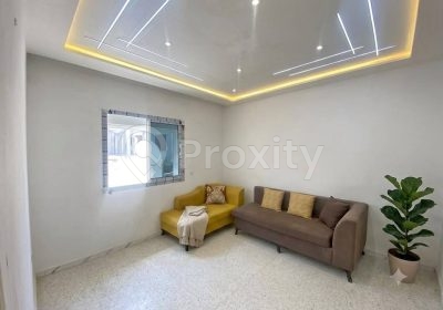 Salon moderne d’un étage de villa S+3 à louer au centre de La Manouba
