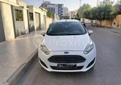 Ford Fiesta Titanium blanche d’occasion vue de face à Ezzahra