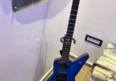 Guitare électrique bleue avec micros actifs EMG d’occasion à Tunis