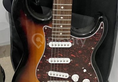 Guitare électrique style Stratocaster Sunburst d’occasion à Sfax