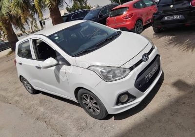 Hyundai Grand i10 blanche 2014 d’occasion vue trois-quarts avant
