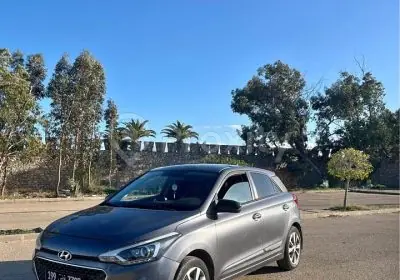 Hyundai i20 High Grade 2017 grise vue de trois quarts avant à Monastir