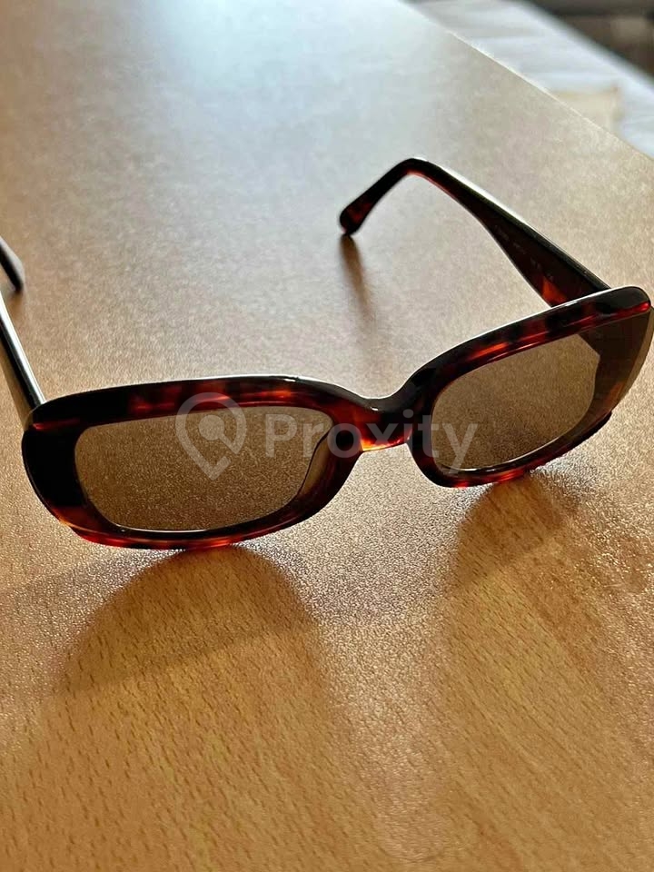 Lunettes de soleil pour femme en bon état à vendre à Mahdia