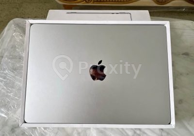 MacBook Air M3 13 pouces argent fermé dans sa boîte à Tunis