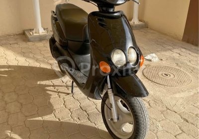 Scooter MBK Ovetto noir d’occasion vu de trois quarts avant à La Soukra