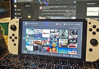 Nintendo Switch OLED d’occasion allumée avec Joy-Con blancs