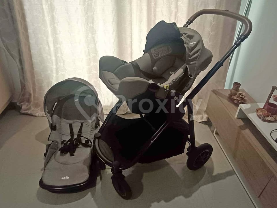 Poussette Joie avec coque bébé en parfait état à La Soukra – 350 DT