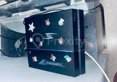 PS4 Fat d’occasion avec deux manettes originales et 10 jeux à Sfax