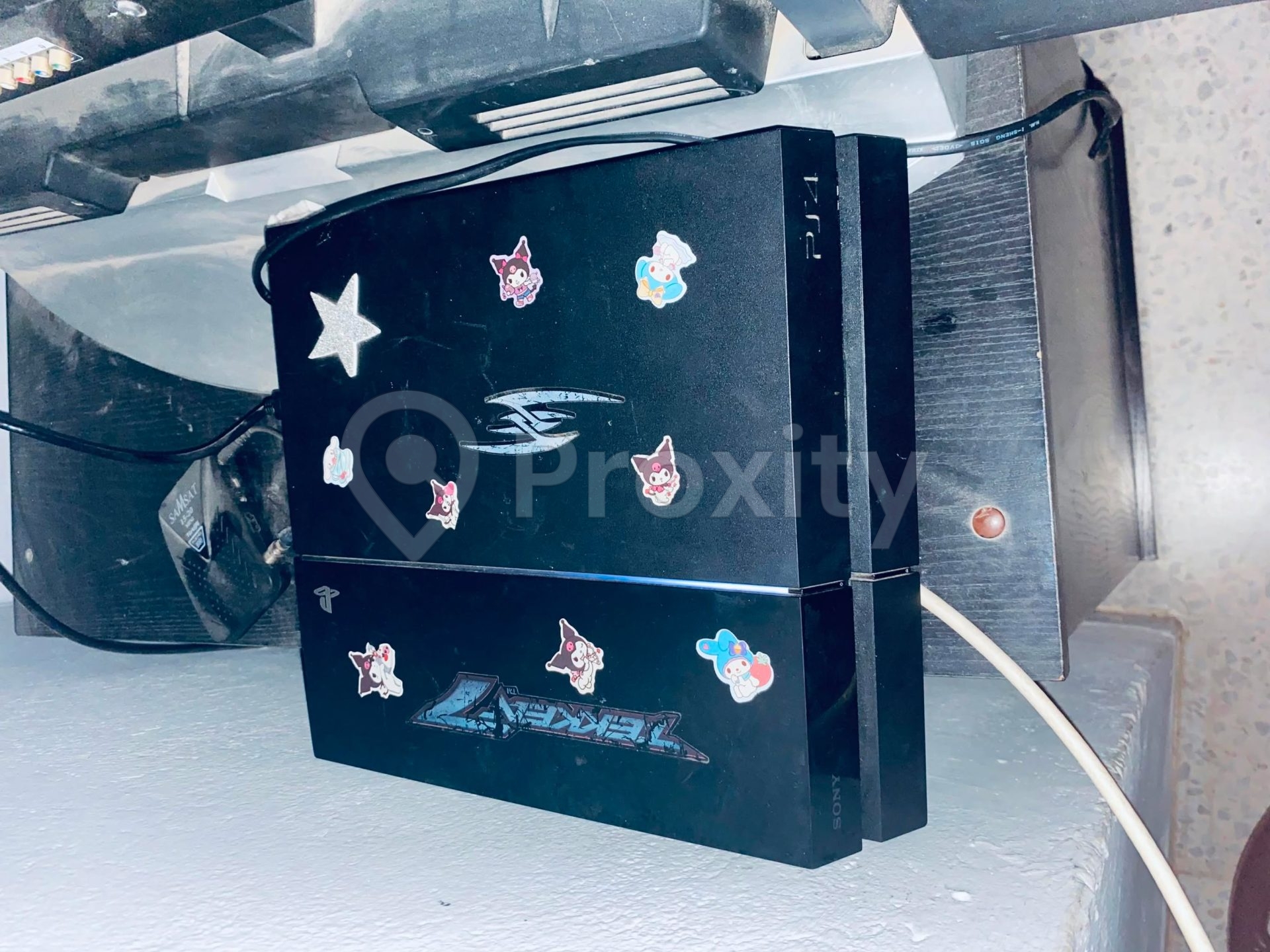 PS4 Fat non patchée avec 2 manettes et 10 jeux à Sfax – 600 DT