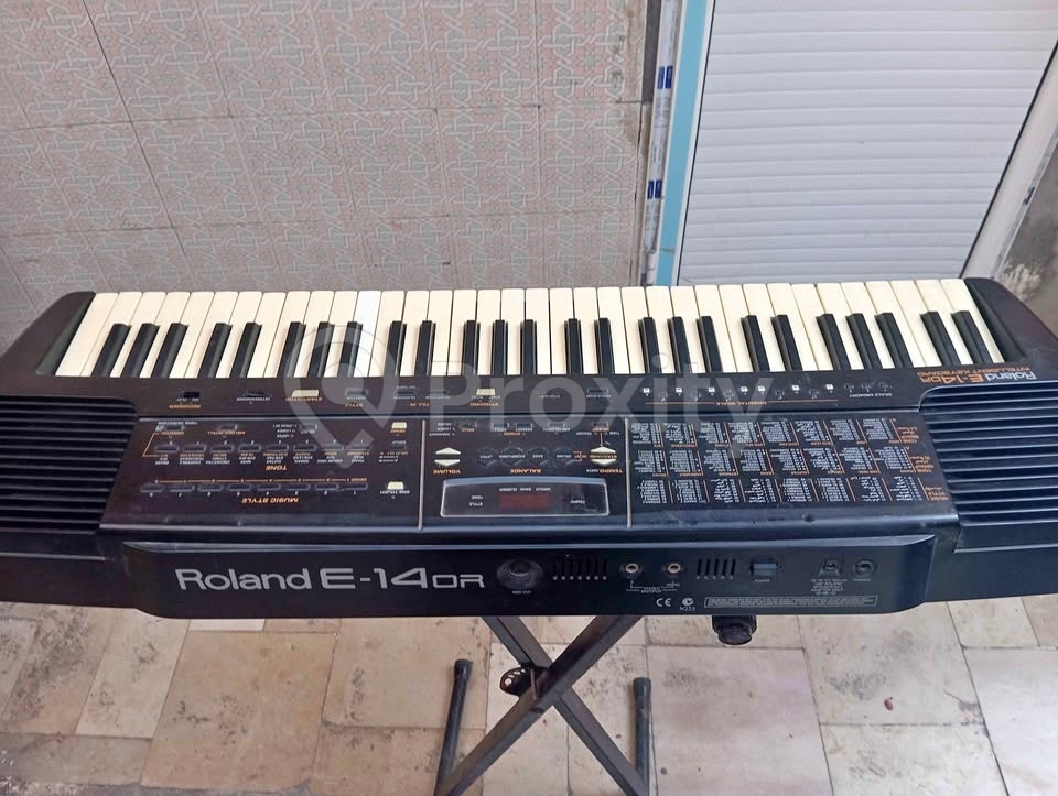 Clavier Roland E-14 OR d'occasion à vendre à Manouba