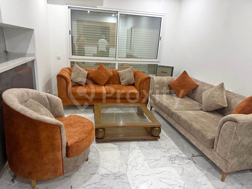 Salon 3+2 places avec fauteuil et table basse à vendre à Ben Arous – 700 DT