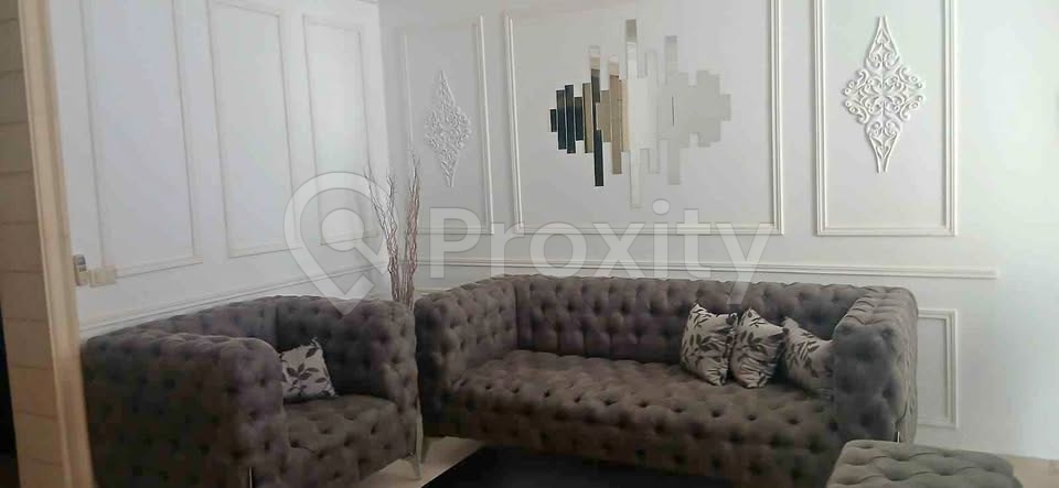 Salon Chesterfield gris anthracite à vendre à Cité El Khadra, Tunis – 3000 DT