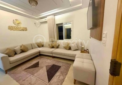 Salon moderne comme neuf de taille 3 × 4 à vendre à Sfax