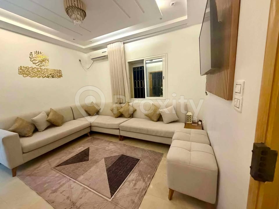 Salon comme neuf 3 × 4 avec mousse magique à Sfax – 1200 DT