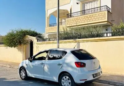 Seat Ibiza 2017 blanche d’occasion à Tunis vue arrière trois-quarts