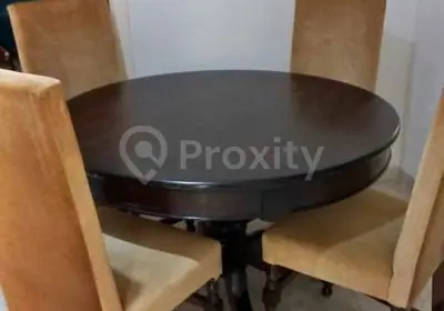 Table à manger ronde en bois massif avec 4 chaises à Cité Ennasr