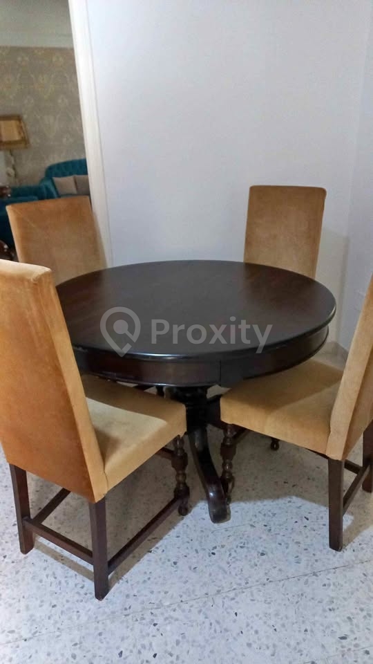 Table à manger ronde en bois massif avec 4 chaises à vendre à Cité Ennasr