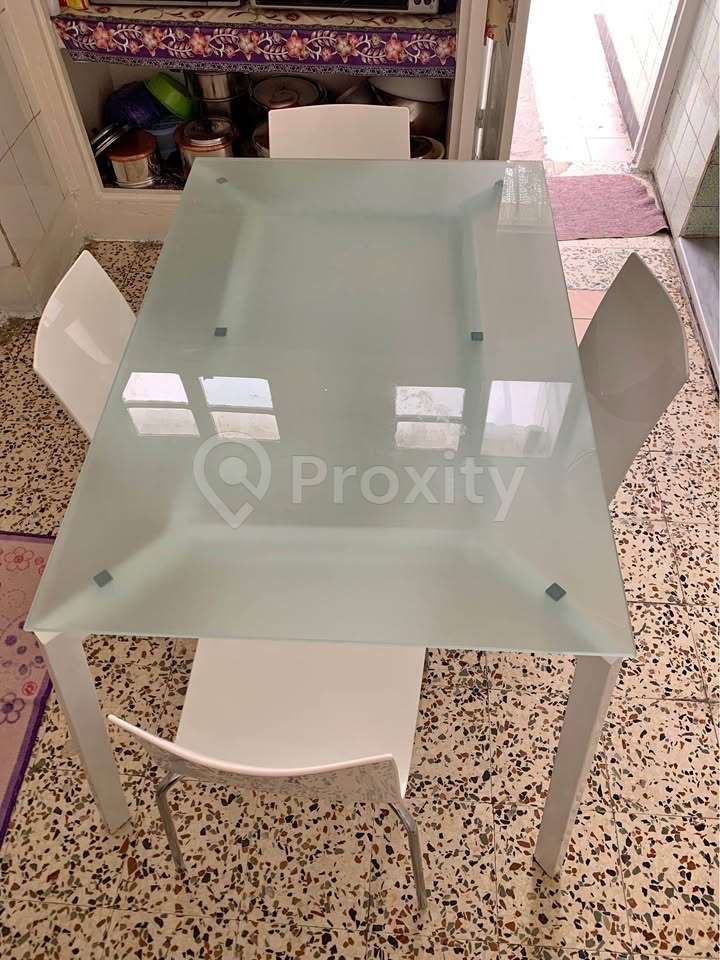 Table à manger en verre avec 4 chaises blanches à Ras Jebel