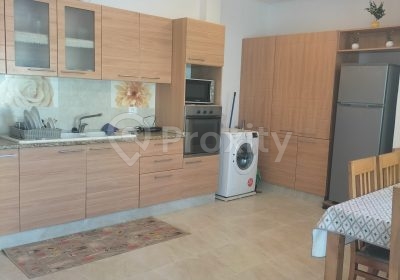 Cuisine équipée en bois clair de la villa avec piscine à Hammamet Centre