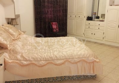 Chambre principale meublée de la villa de vacances à louer à Tabarka