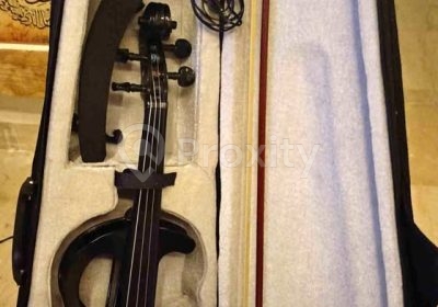 Violon électrique presque neuf dans son étui avec casque et archet à Sidi Bouzid