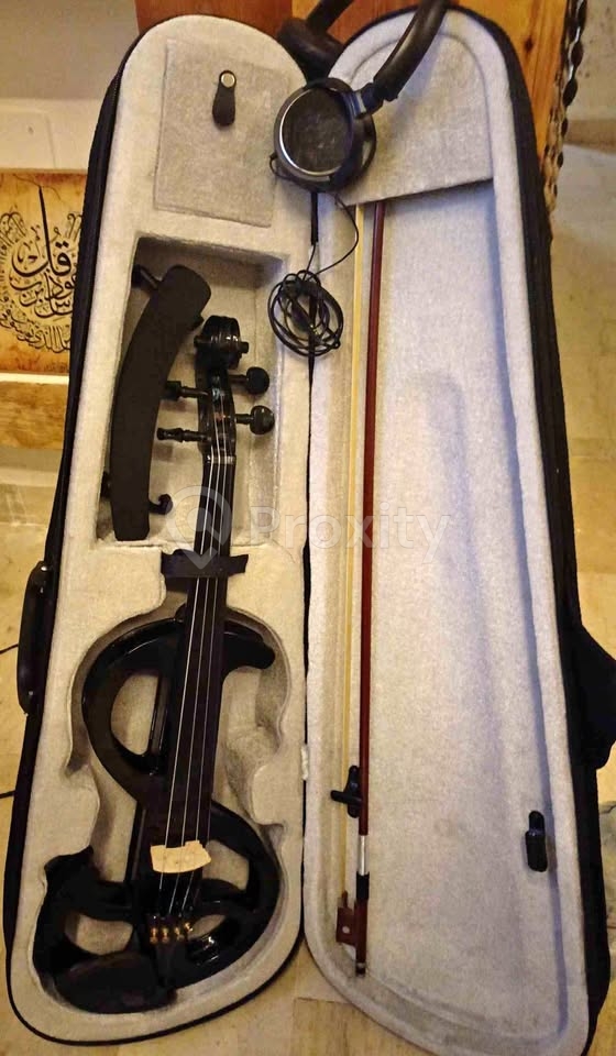 Violon électrique presque neuf avec ampli et accessoires à vendre à Sidi Bouzid – 1 000 DT