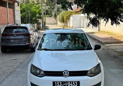 Volkswagen Polo 7 blanche année 2012 d’occasion vue de face à Tunis