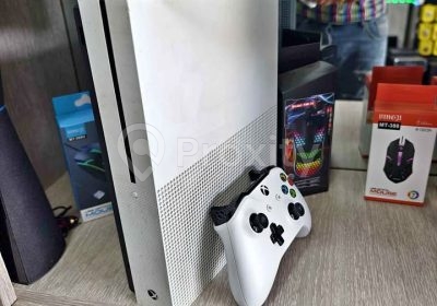 Xbox One S blanche d’occasion avec manette disponible à Jdaida Manouba