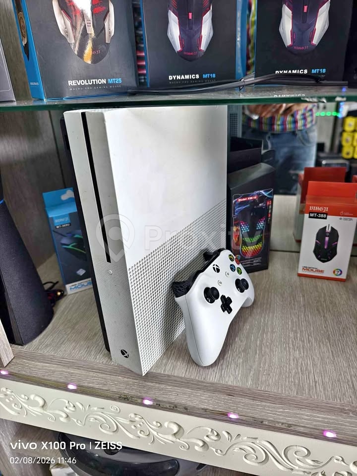 Xbox One S avec manette à vendre à Jdaida, Manouba