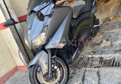 Yamaha TMAX 530 ABS modèle 2013 vu de face à Kairouan