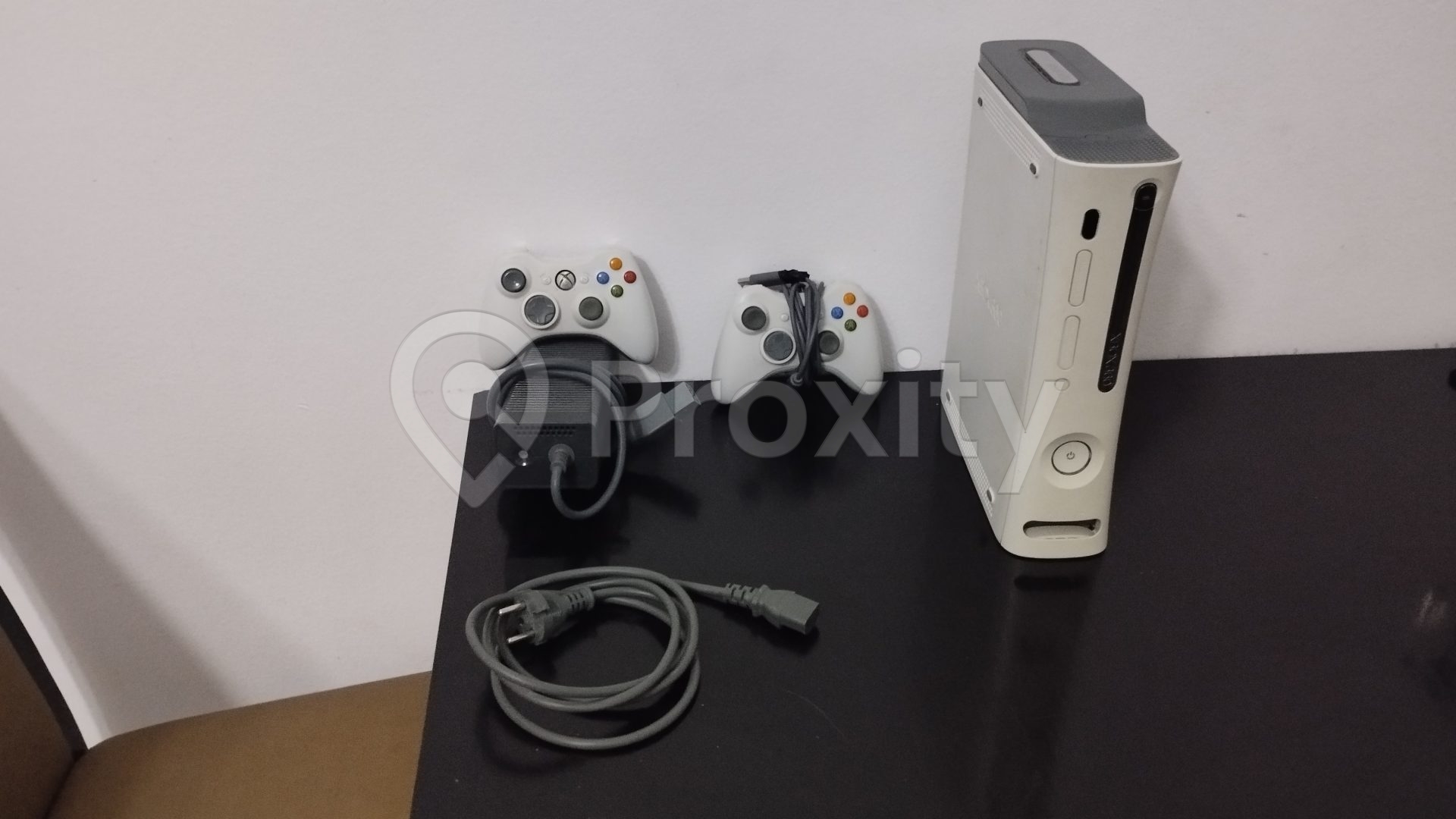 Xbox 360 avec deux manettes 🕹️ et 12 CD jeux