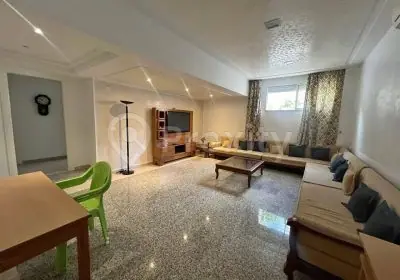 Salon spacieux d’un appartement S+2 meublé à louer à Cité Les Orangers Manouba