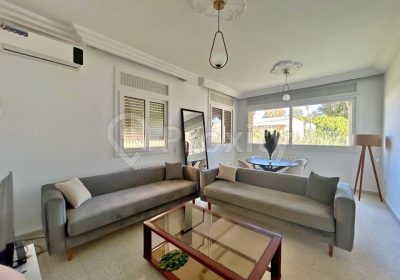 Salon lumineux d’un appartement S+2 meublé à louer à Cité Essada La Marsa