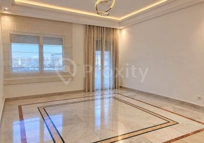 Salon spacieux et lumineux de l’appartement S+3 à Riadh El Andalos