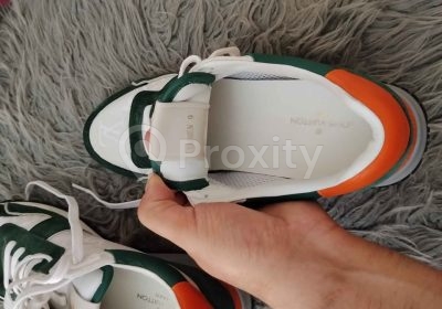 Vue du dessus des baskets Louis Vuitton taille 43 à Tunis