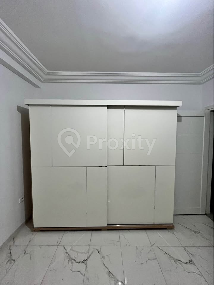 Dressing à portes coulissantes 2,40 m comme neuf à Ariana – 1 000 DT