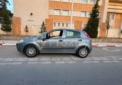 Fiat Grande Punto 2012 grise vue de profil à Gabès en Tunisie