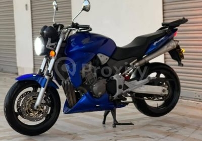 Honda Hornet bleue d’occasion à Nabeul vue latérale